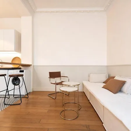 Cocon Soigne Sur Cour Pres Des Buttes-ch - 3 Pers *